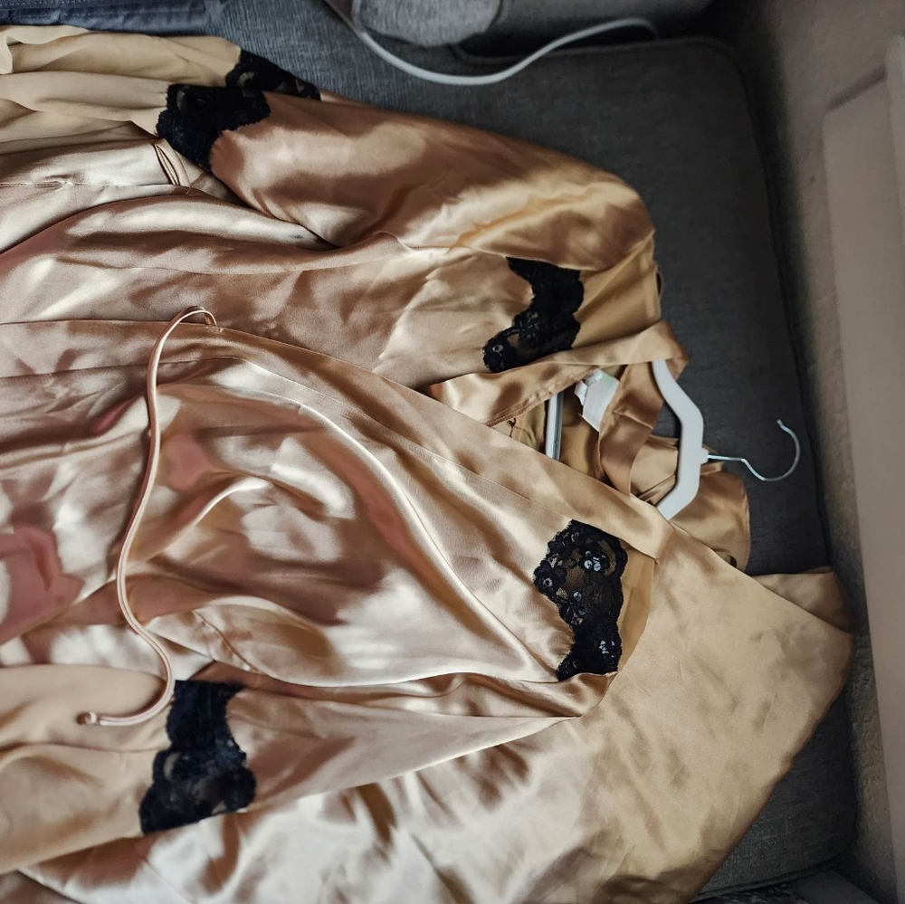 SILKY NIGHYGOUND AND ROBE - Picture 2 of 3